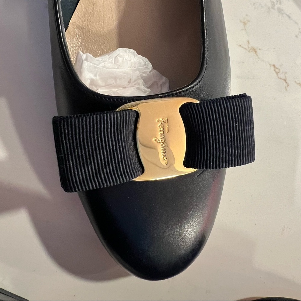 Salvatore Ferragamo Dark Blue Heels with Classic Design and Decorative Bow - Picture 4 of 9